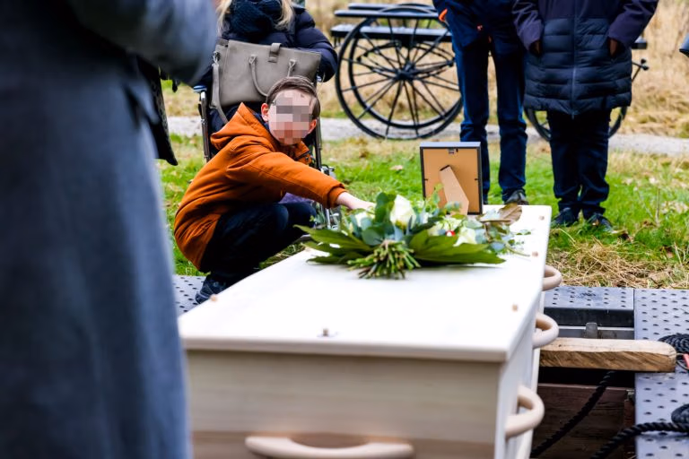 Afscheid, Afscheidsfotograaf, Anouk Raaphorst fotografie, Begraafplaats Hofwijk, De Laatste Eer, Documentaire Rouwfotografie, I Shoot Memories, Natuurbegraafplaats, Natuurbegrafenis, Rotterdam, uitvaartfotografie